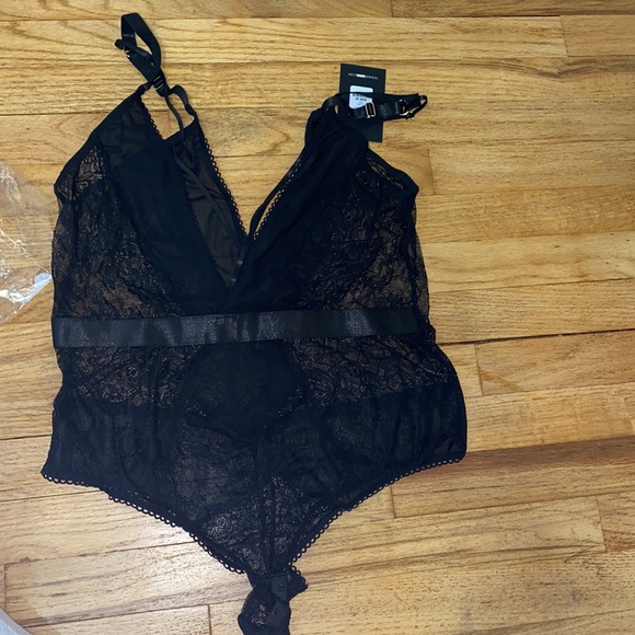 Fashion Nova Lace Bodysuit - Picture 5 of 6